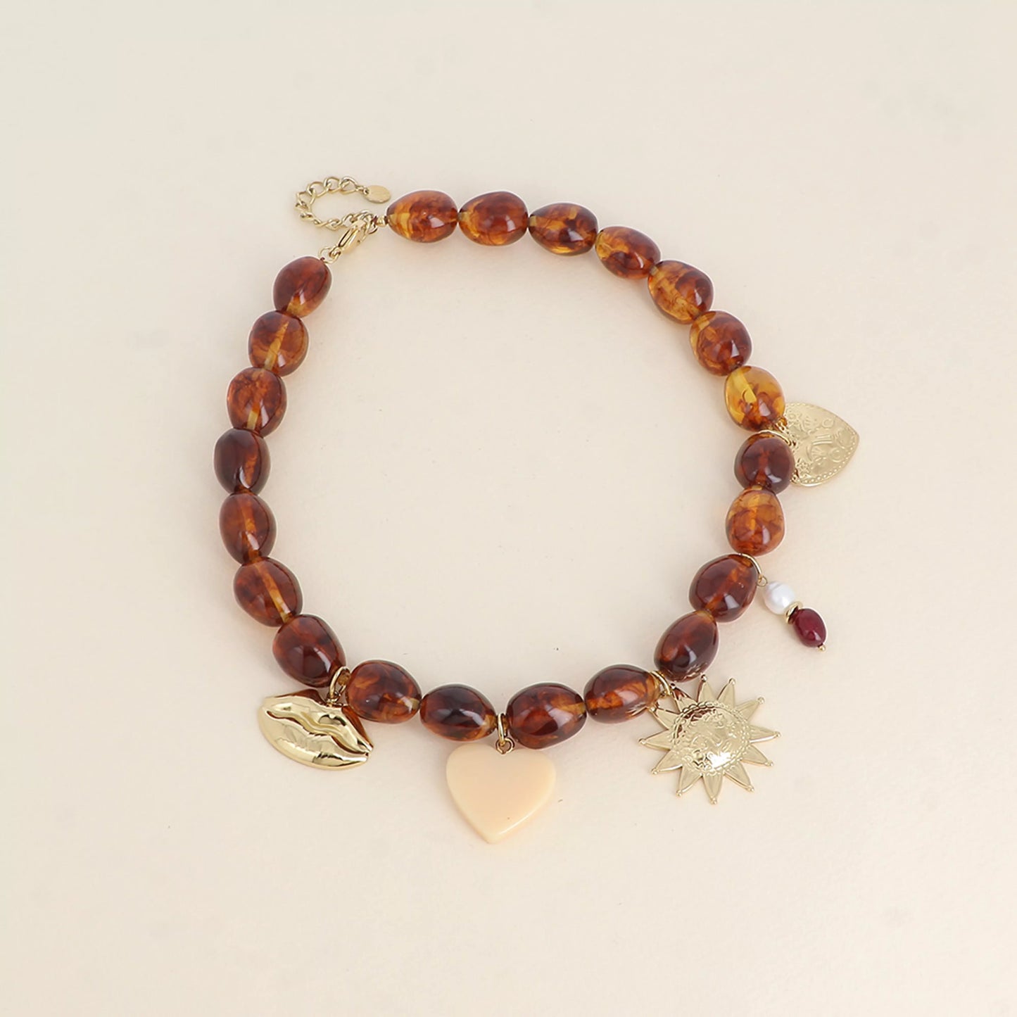 Collier coeur en résine marron et pierres naturelles