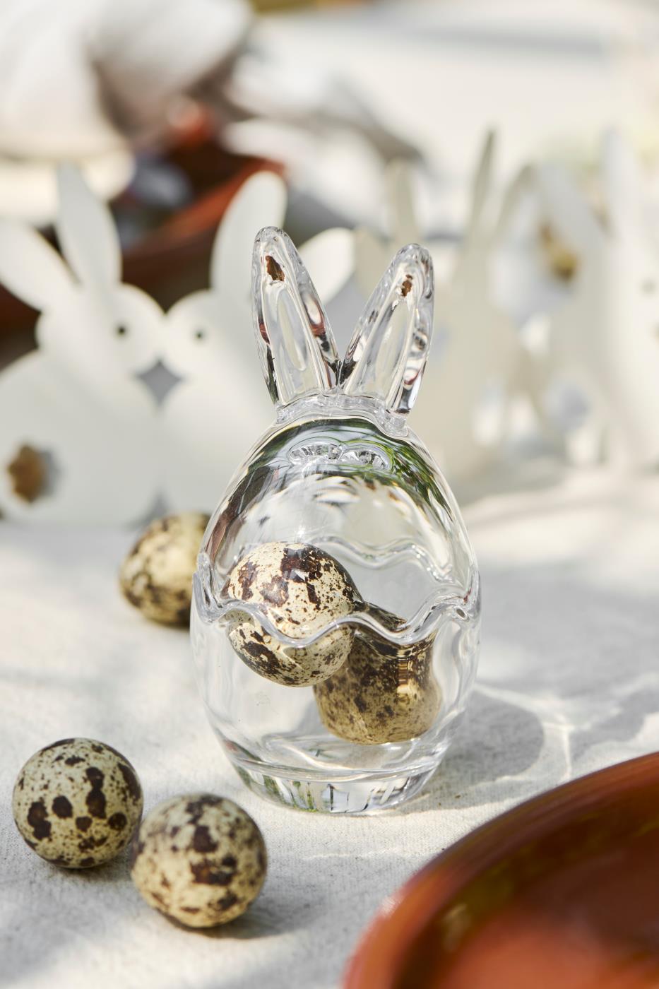 Oeuf de Pâques avec oreilles de lapin en deux parties