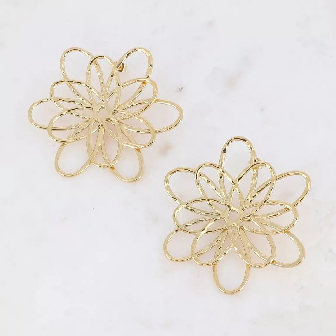 Boucles puces - grande pièce fleurie ajourée