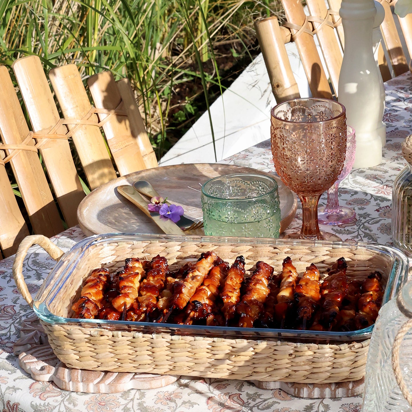 Plat avec panier en osier