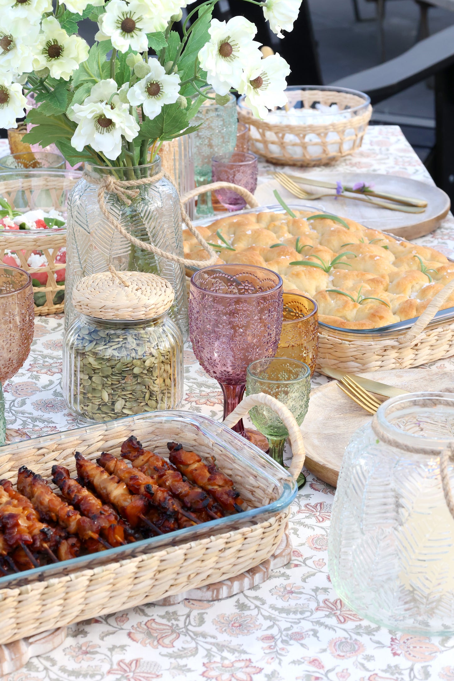 Plat avec panier en osier