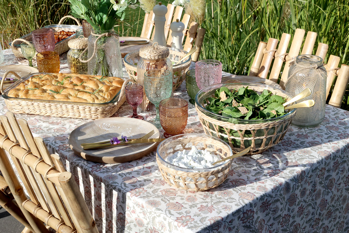 Plat avec panier en osier