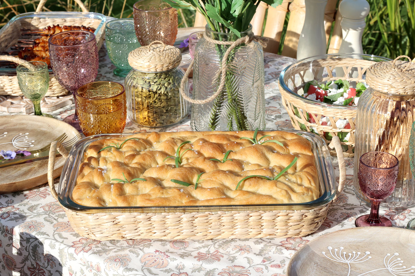 Plat avec panier en osier