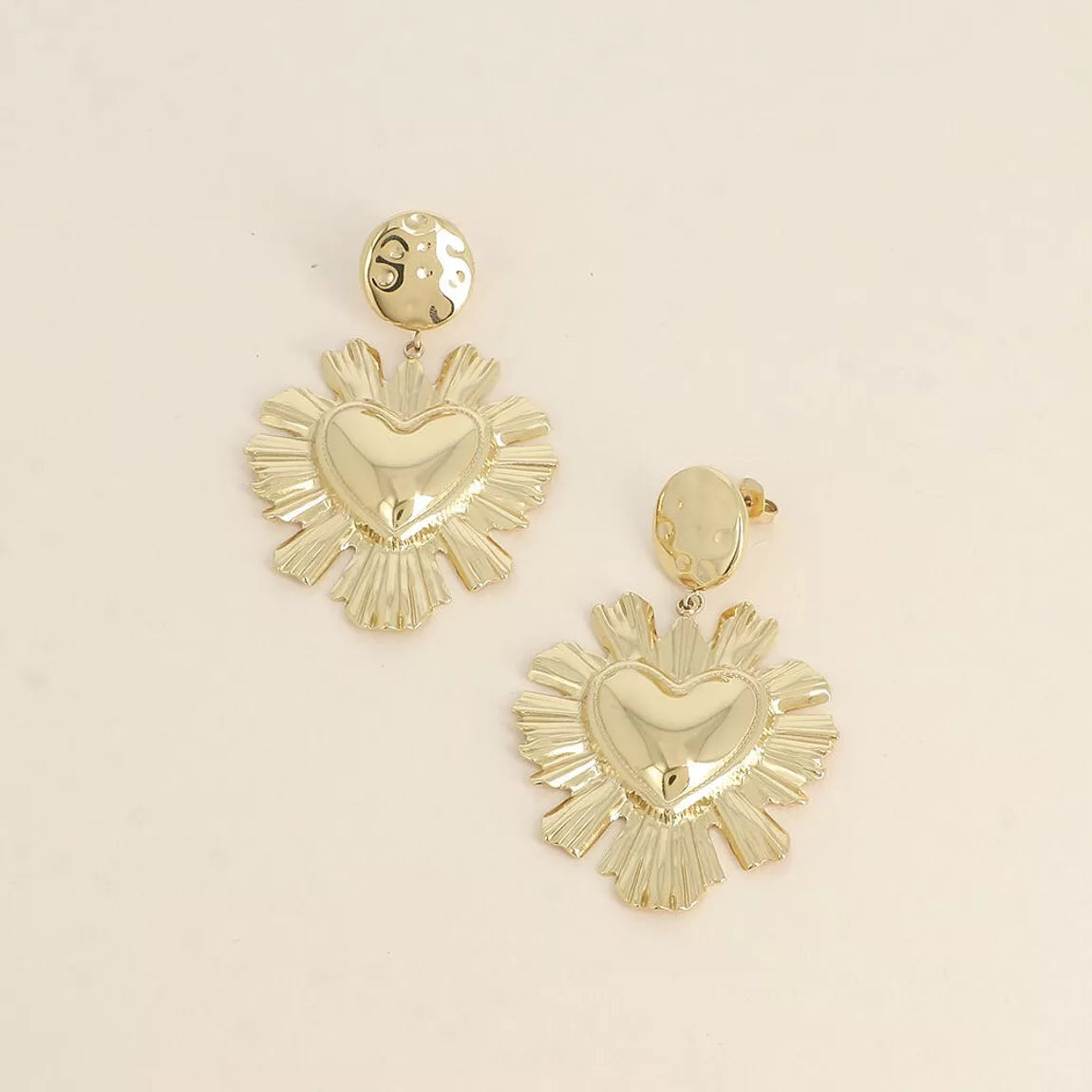 Boucles pendantes - pièce ronde martelée et coeur texturé