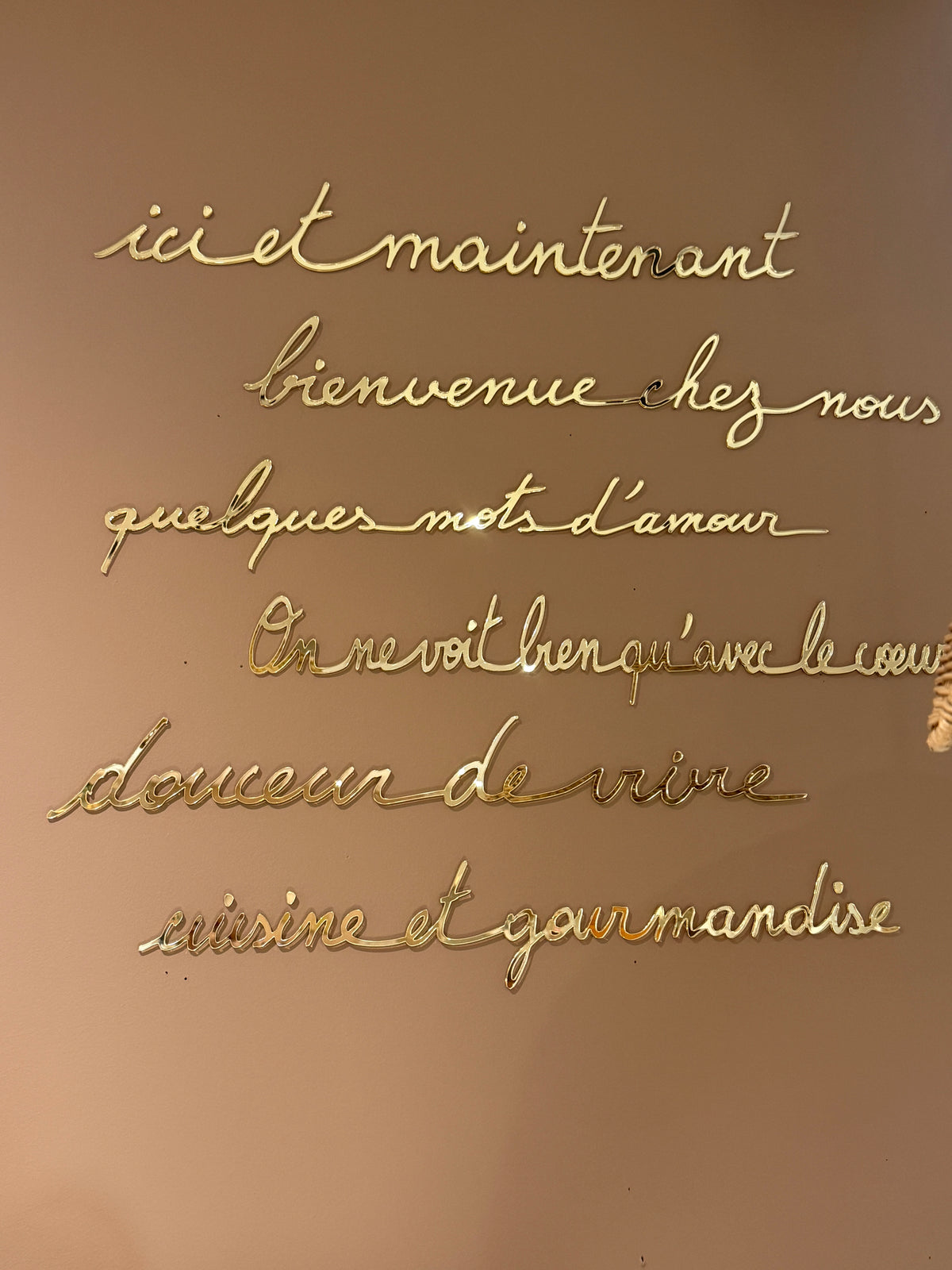 Phrase Bienvenue chez nous (doré)