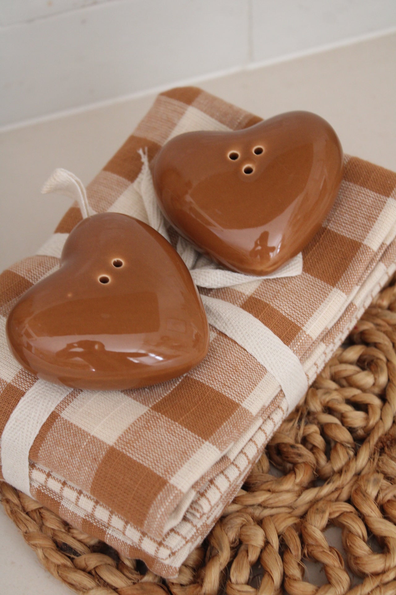 Set de sel et poivre cœur marron