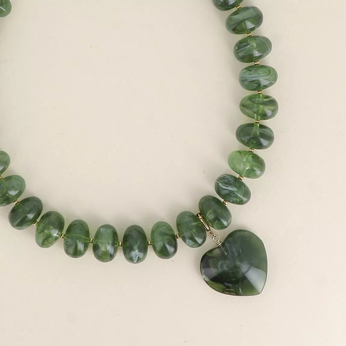 Collier sur fil - perles de résine et pendentif coeur vert