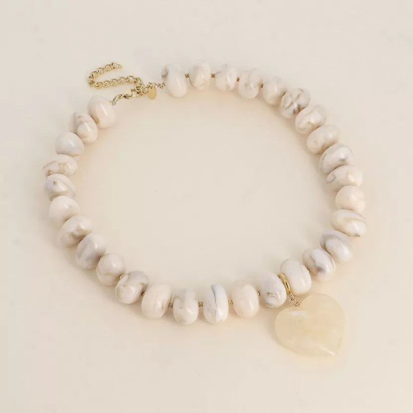 Collier sur fil - perles de résine et pendentif coeur ivoire