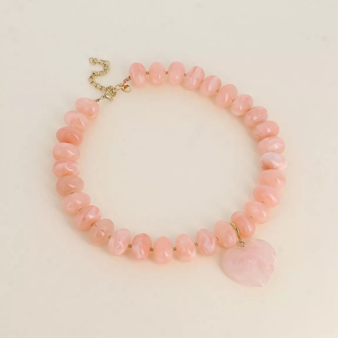 Collier sur fil - perles de résine et pendentif coeur rose