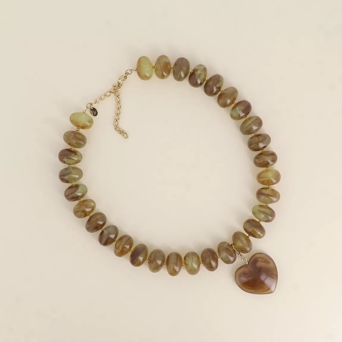 Collier sur fil - perles de résine et pendentif coeur camel