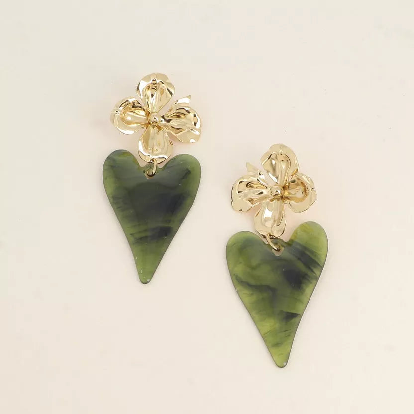 Boucles pendantes - fleur et coeur en résine verte