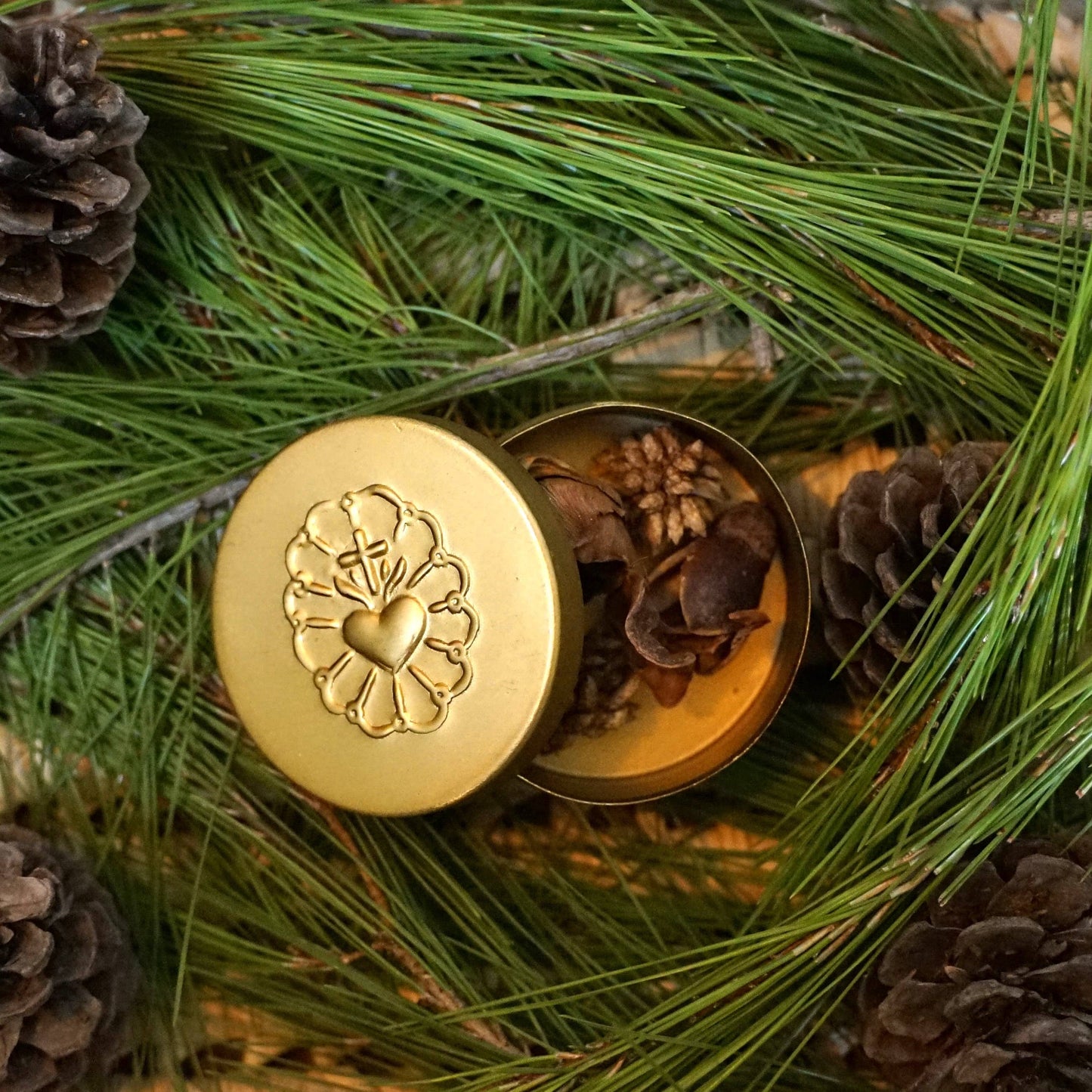 Boîte ronde ex-voto en métal coloris laiton, artisanale