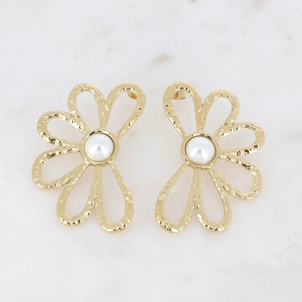 Boucles puces - demi fleur martelée et cabochon en résine blanche 2