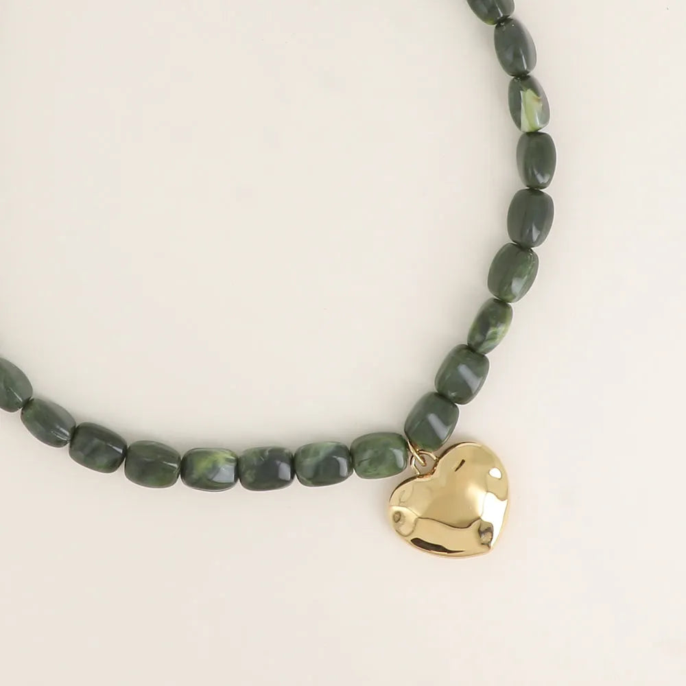 Collier kaki - câble, perles rectangulaires en résine, coeur plat