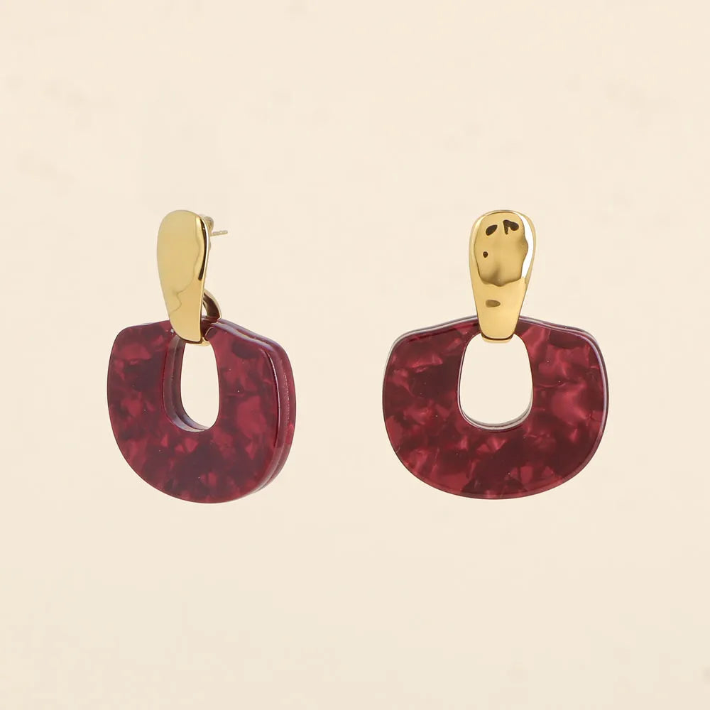 Boucles pendantes Bordeaux - barre martelée et pièce en résine