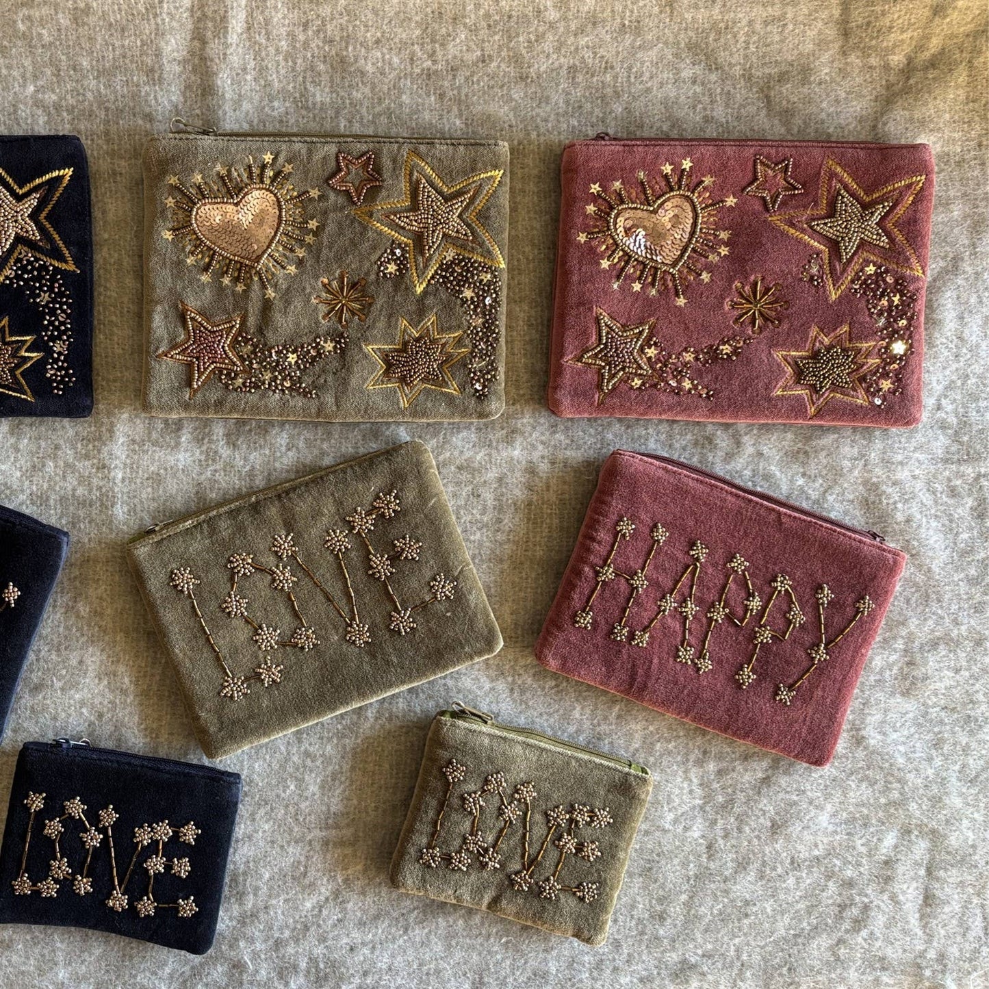 Pochette velours brodée LOVE perles de laiton, bois de rose