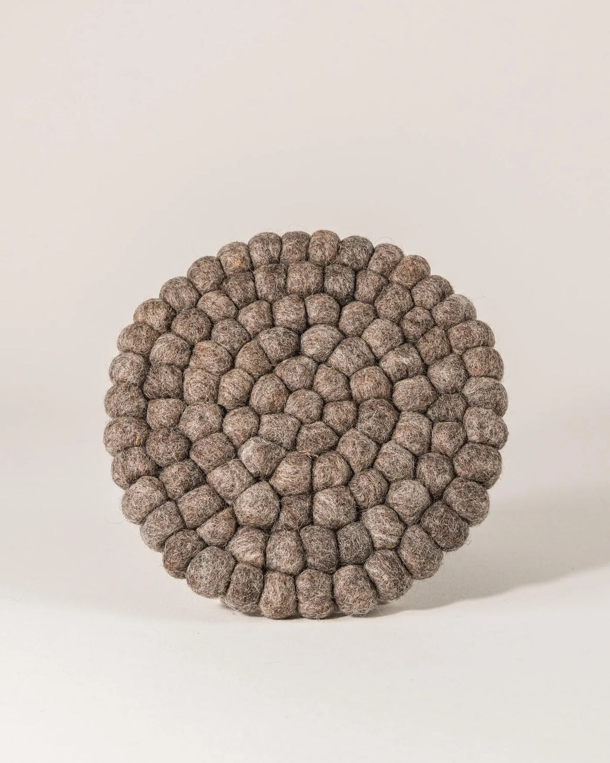 Dessous de plat boule en laine taupe