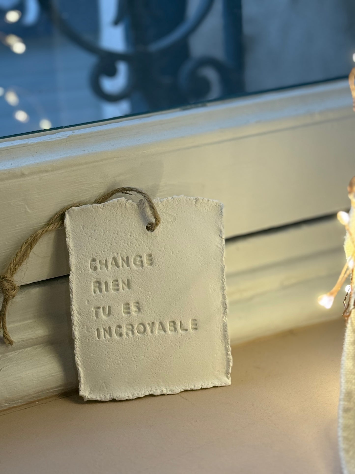 Plaque message argile "change rien tu es incroyable"