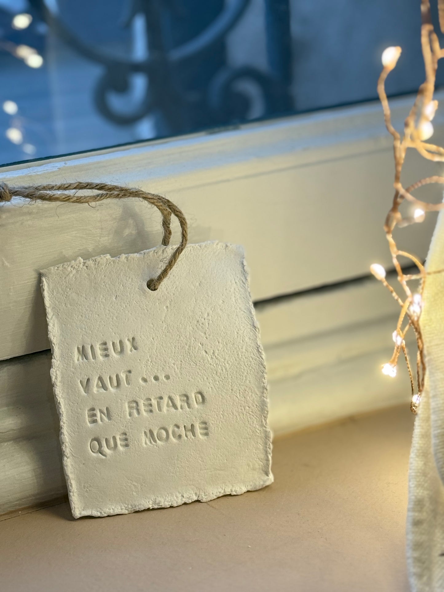 Plaque message argile "mieux vaut en retard..."