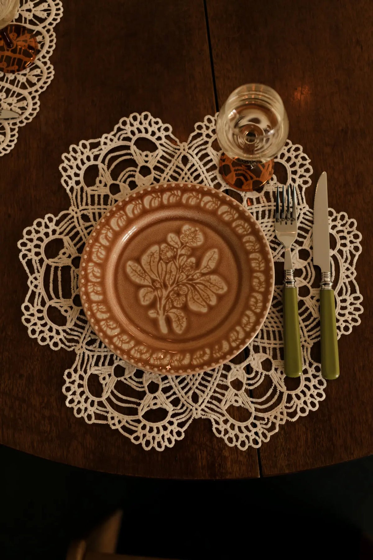 Assiette rose rouille