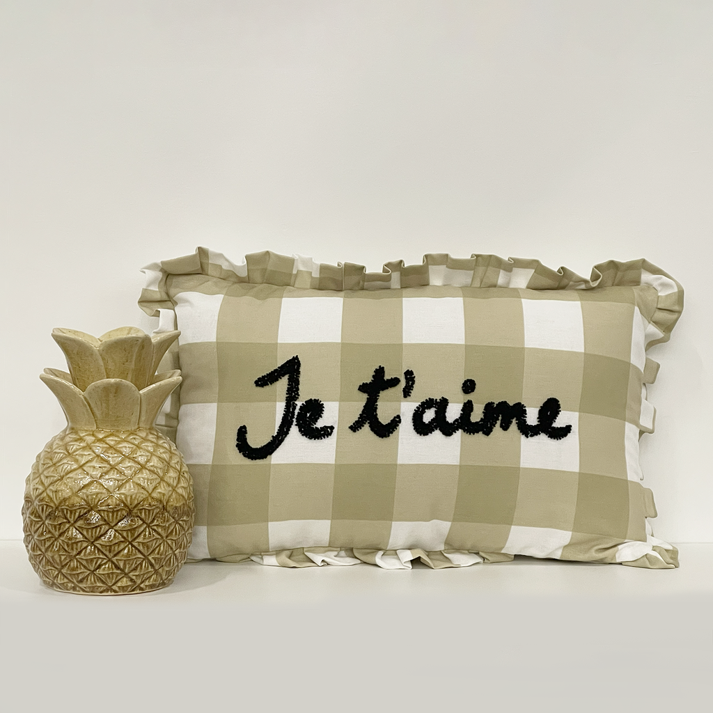 Coussin carreau beige je t'aime