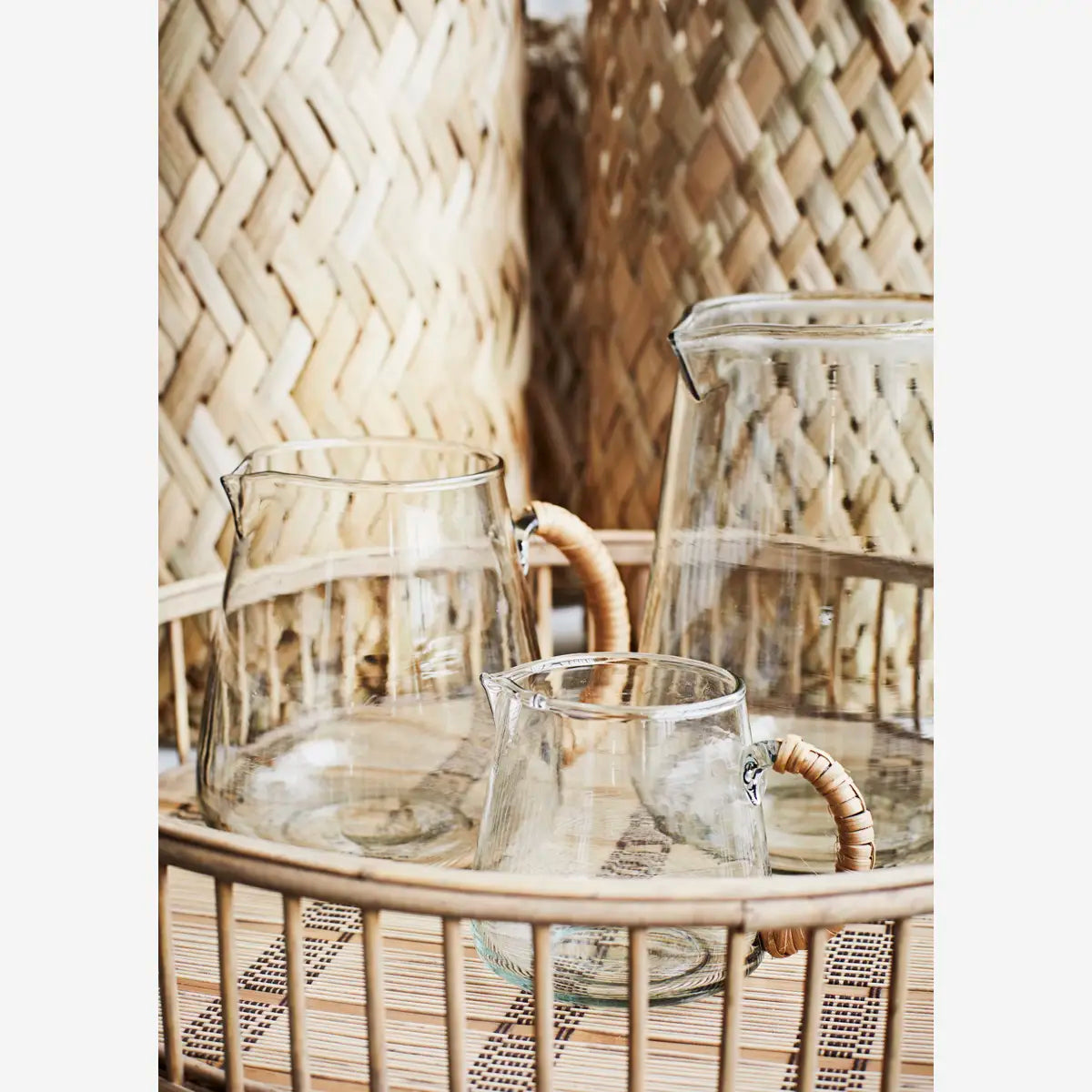 Pichet en verre et bambou