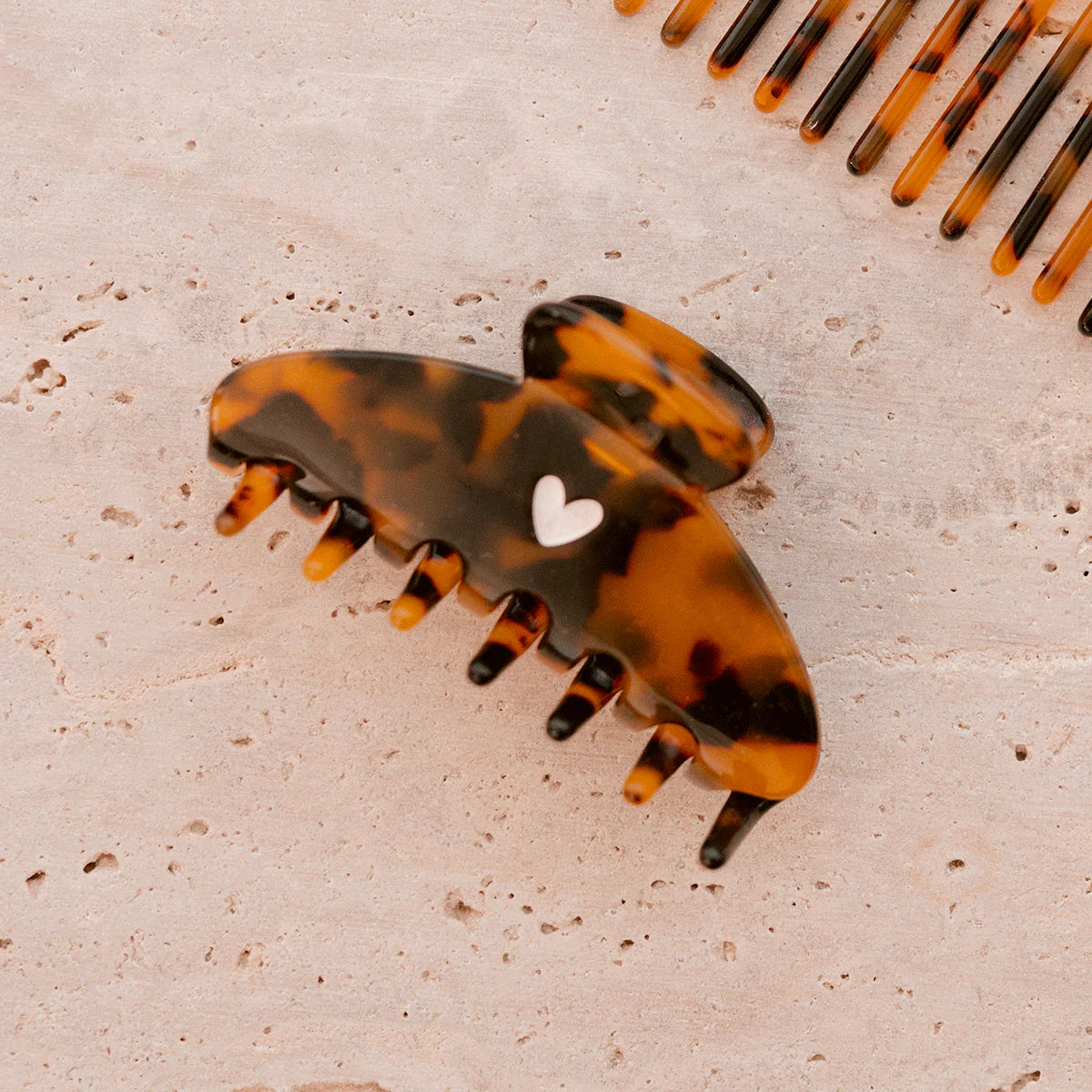Pince à cheveux leopard coeur doré