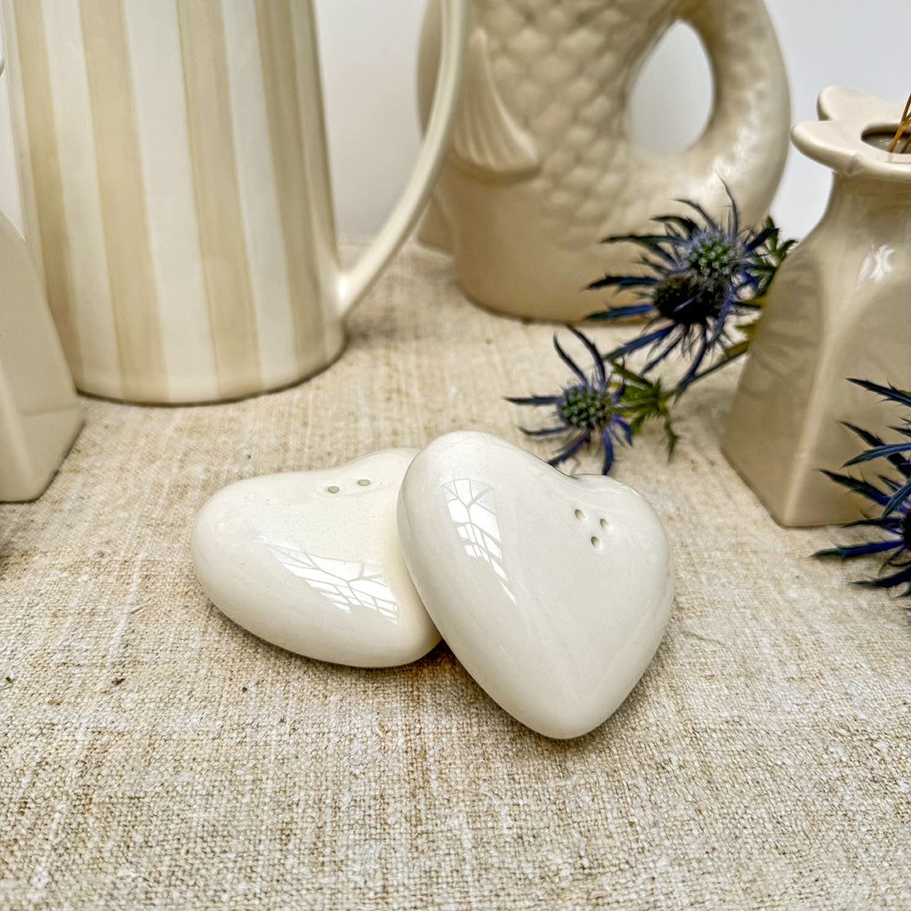 Set de sel et poivre cœur écru