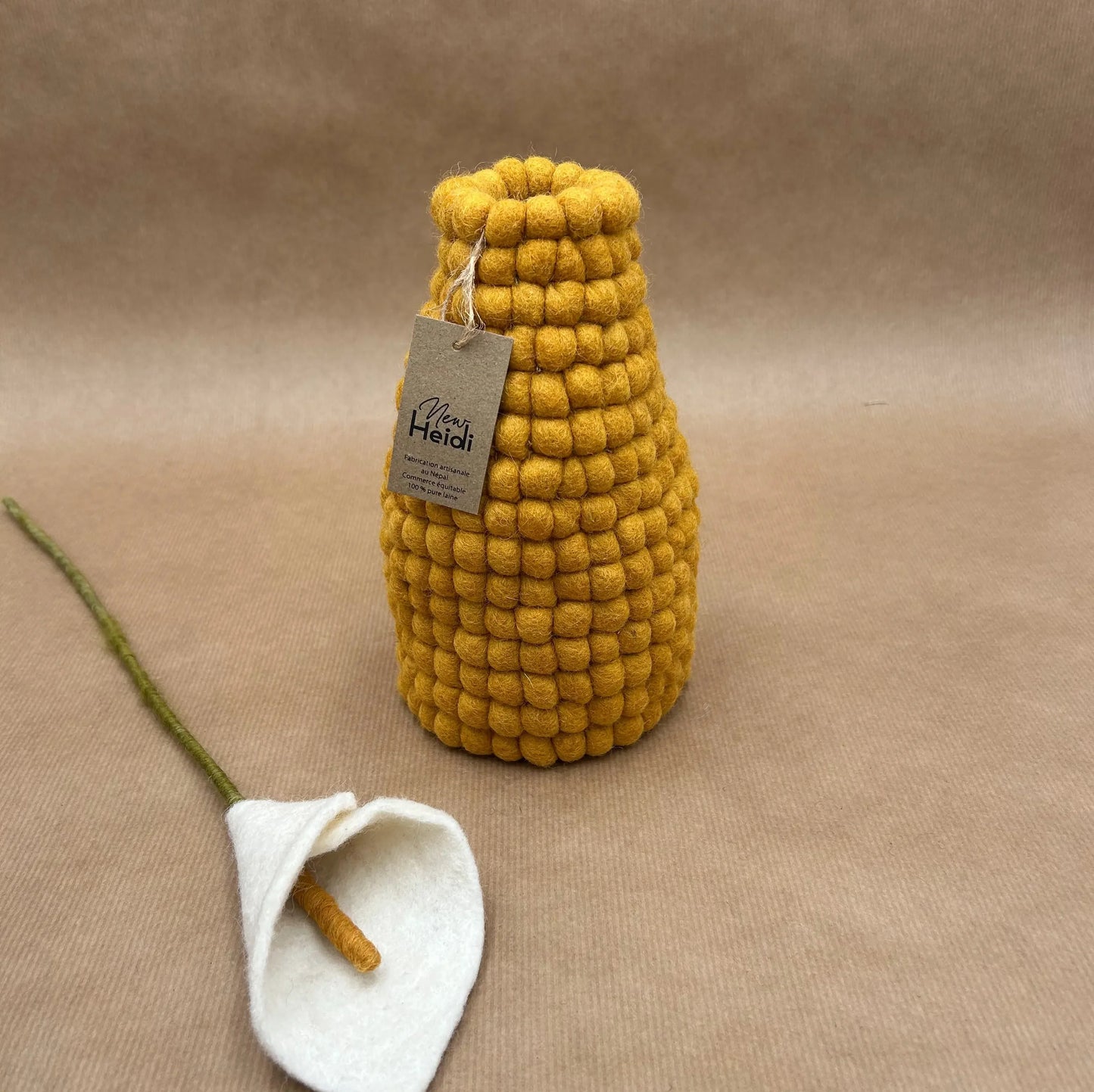 Vase boules feutrine moutarde