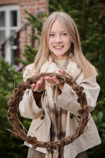 Couronne naturelle avec cônes de mélèze