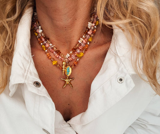 Colliers en éclats multicolores de pierres semi-précieuses en perles