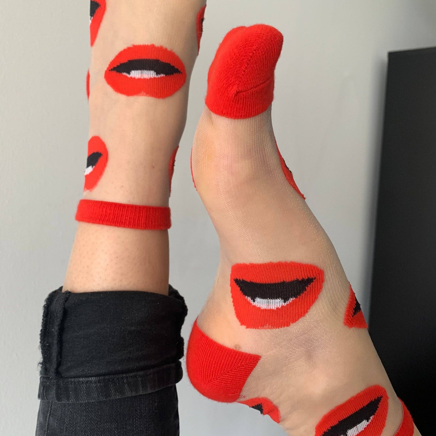 Chaussettes femme fantaisie avec des bouches rouges