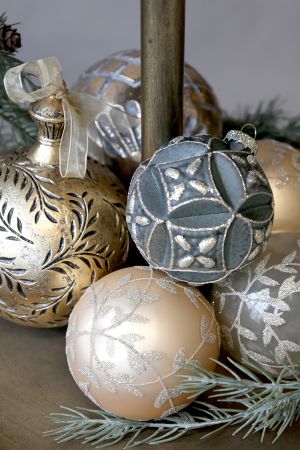 Boule de Noël avec sapin et baies