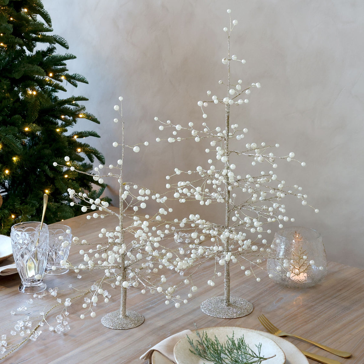 Sapin de Noël avec des perles et un fil doré