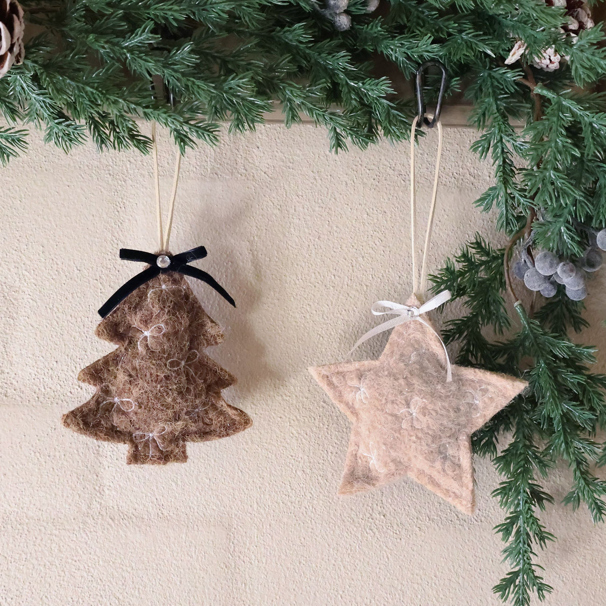 Crochets de suspension en feutrine avec un sapin de Noël et une étoile set de 2