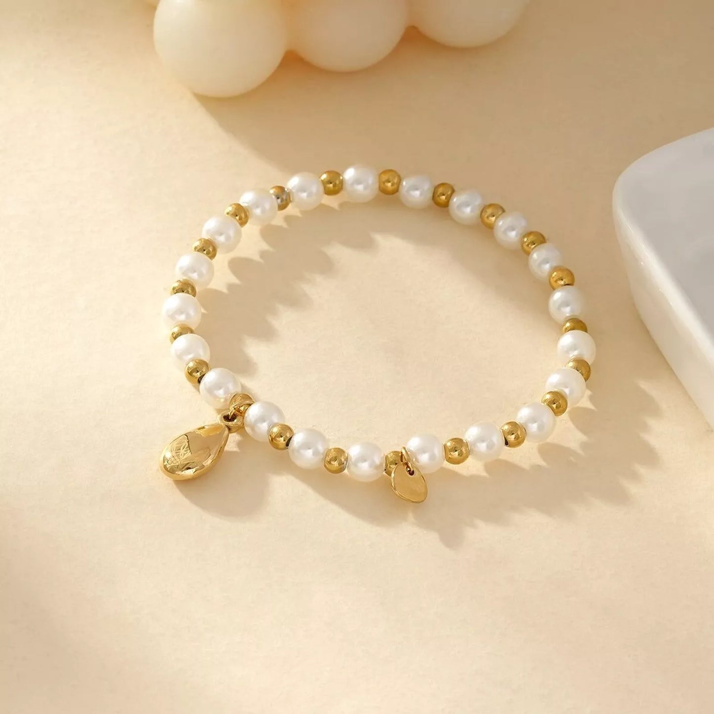 Bracelet Élastique En Perles Blanches Et Dorées Avec Pendentif Goutte