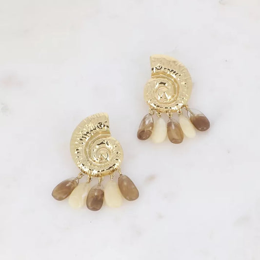 Boucles pendantes - coquillage escargot beige