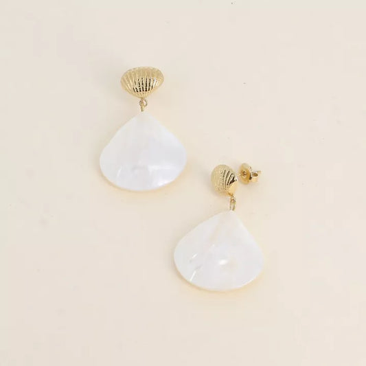 Boucles pendantes - coquillage texturé et pièce goutte nacrée