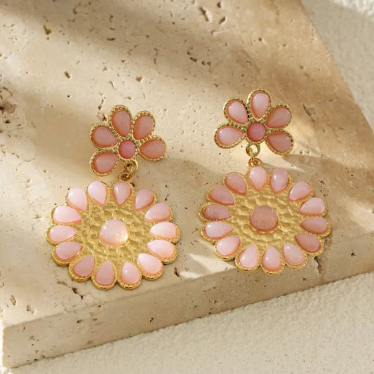 Boucles d'Oreilles Pendantes Dorées Bohème Fleur Nacre rose Et Or Martelé