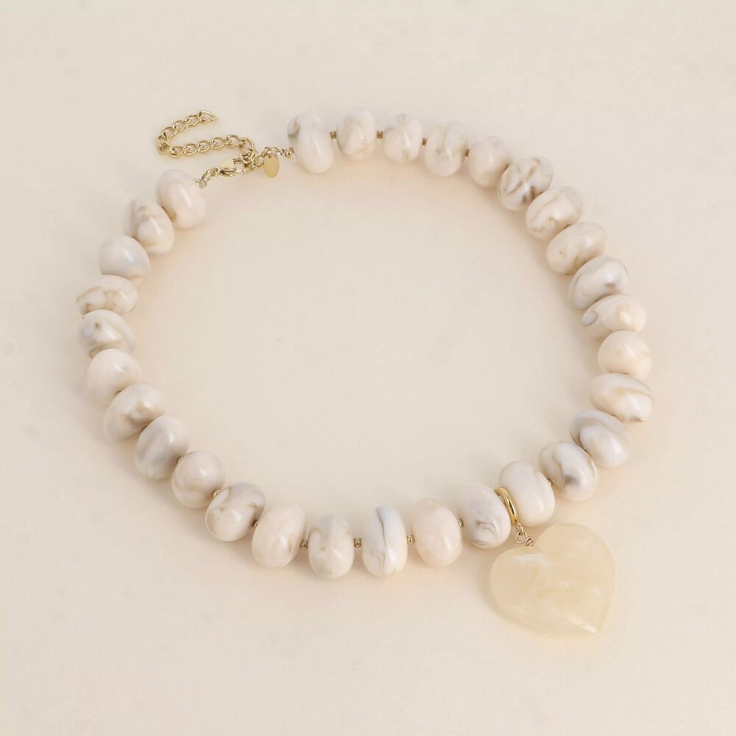 Collier sur fil - perles de résine et pendentif coeur BEIGE