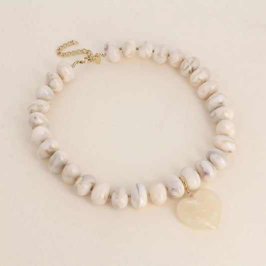 Collier sur fil - perles de résine et pendentif coeur BEIGE