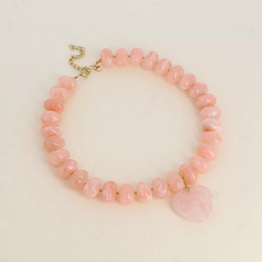 Collier sur fil - perles de résine et pendentif coeur rose