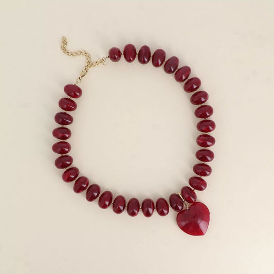 Collier sur fil - perles de résine et pendentif coeur bordeaux
