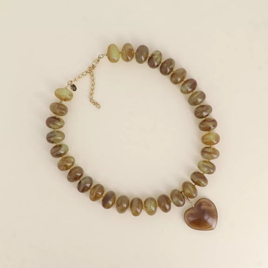 Collier sur fil - perles de résine et pendentif coeur camel