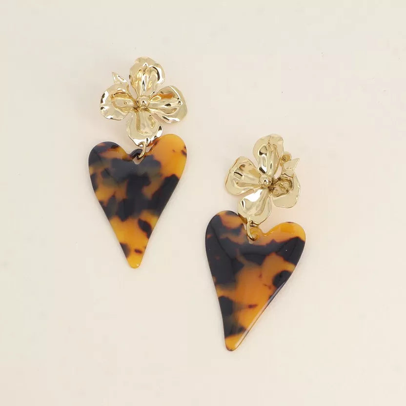 Boucles pendantes - fleur et coeur en résine léopard
