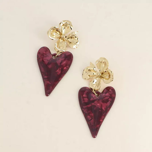 Boucles pendantes - fleur et coeur en résine bordeaux