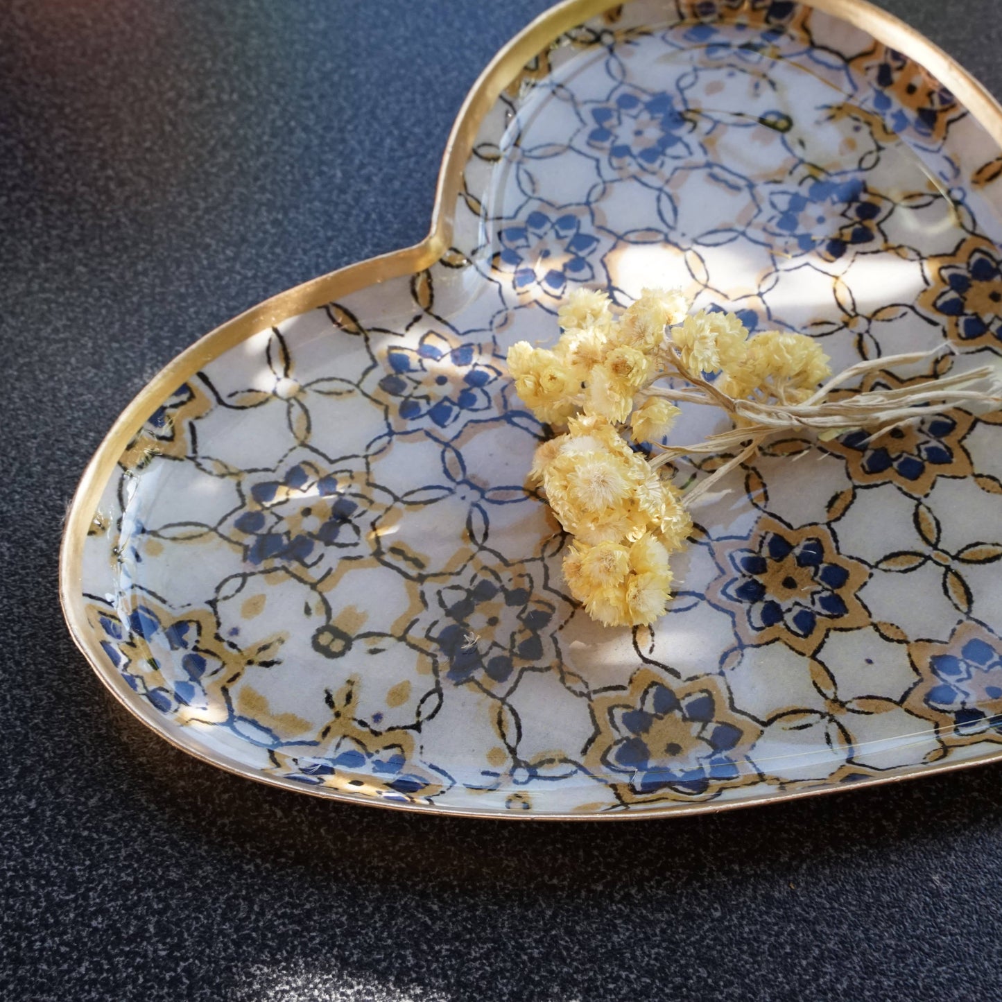 Plateau métal cœur Zellige bleu 15 x 15, bordure dorée