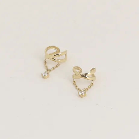 Bijoux d'oreilles -deux anneaux croisés et un cristal sur une chaîne pendante