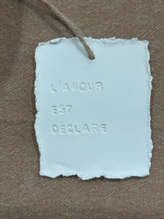 Plaque message argile «l’amour est déclaré »