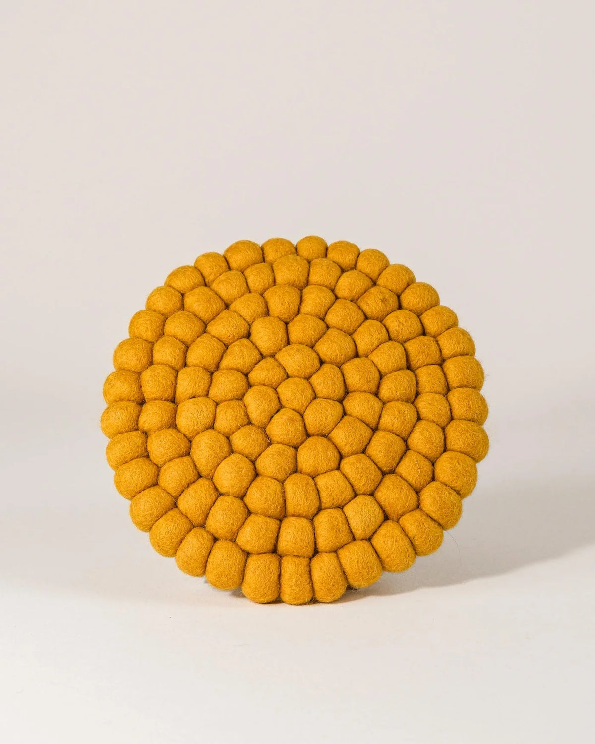 Dessous de plat boule en laine moutarde
